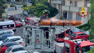 Montelabbate - Uomo cade in casa: soccorso con l’autoscala dai vigili del fuoco